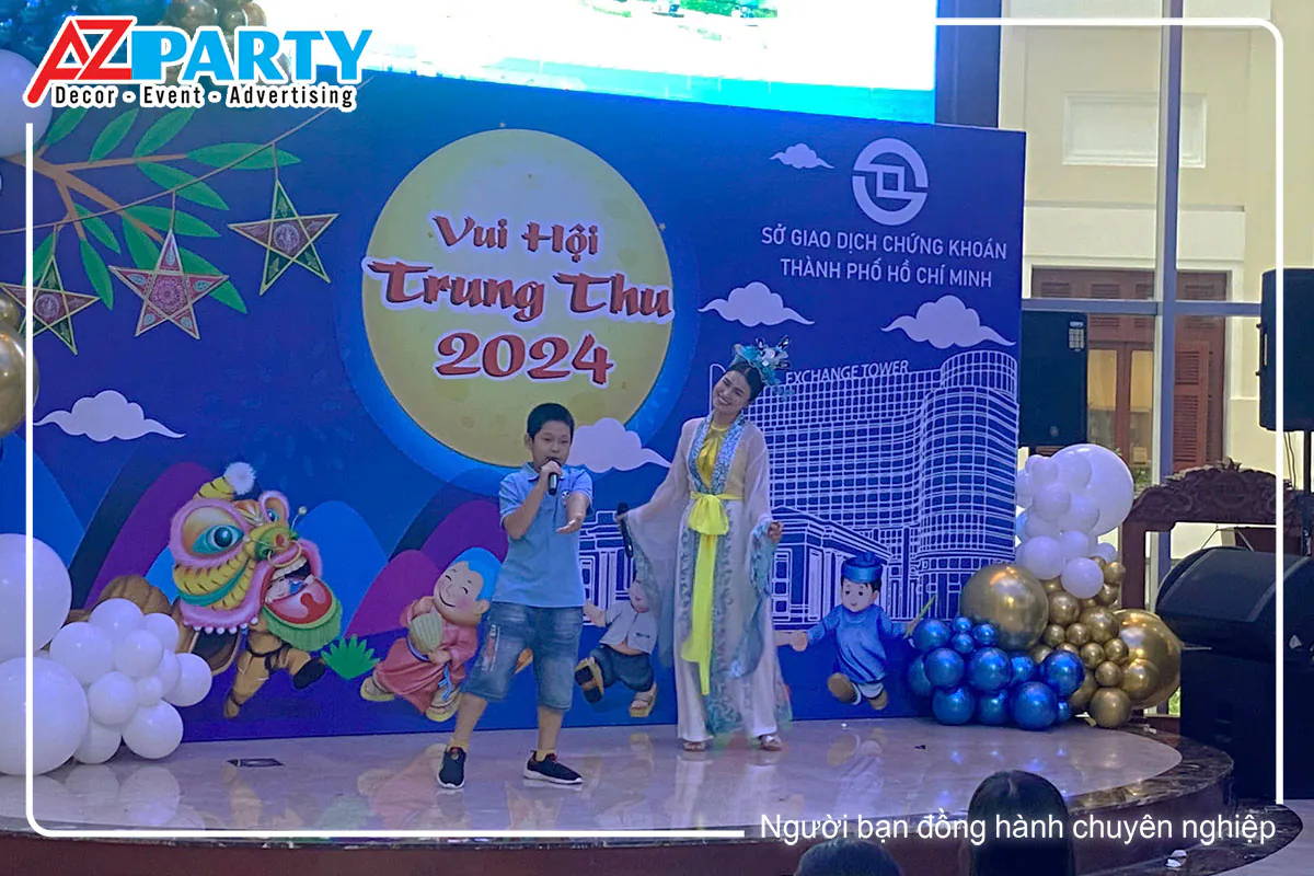 Bé trai song ca cùng chị Hằng trên sân khấu Đêm hội Trung Thu Sở GDCK TP.HCM