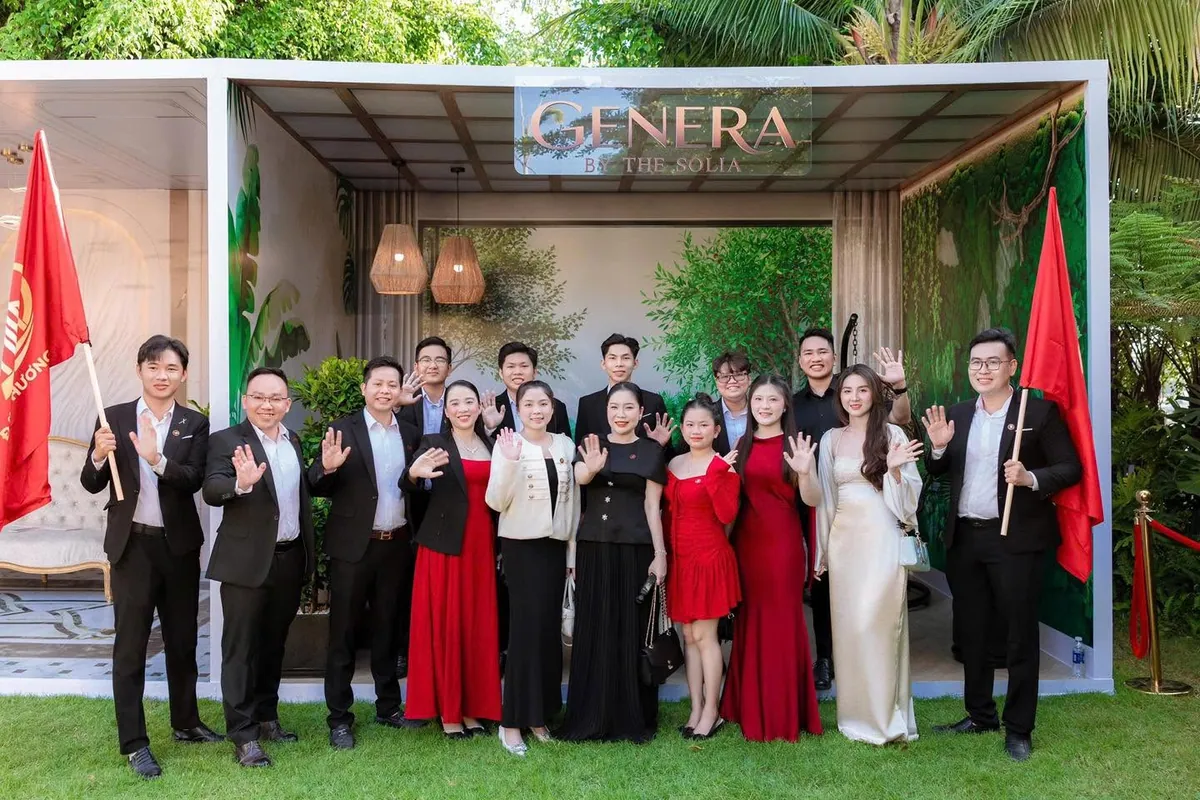 Khách mời chụp ảnh trước không gian sống xanh của booth Genera