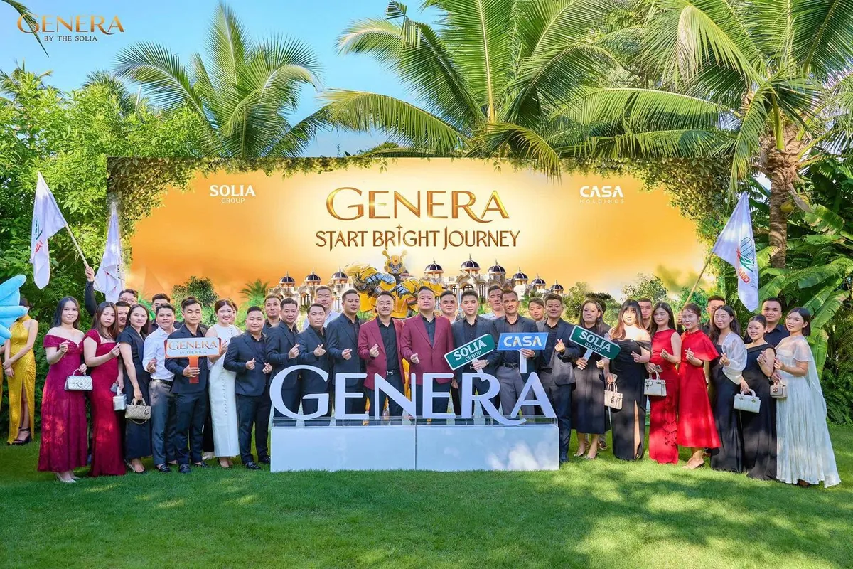 Khách mời chụp ảnh nhóm tại booth check-in Genera Start Bright Journey