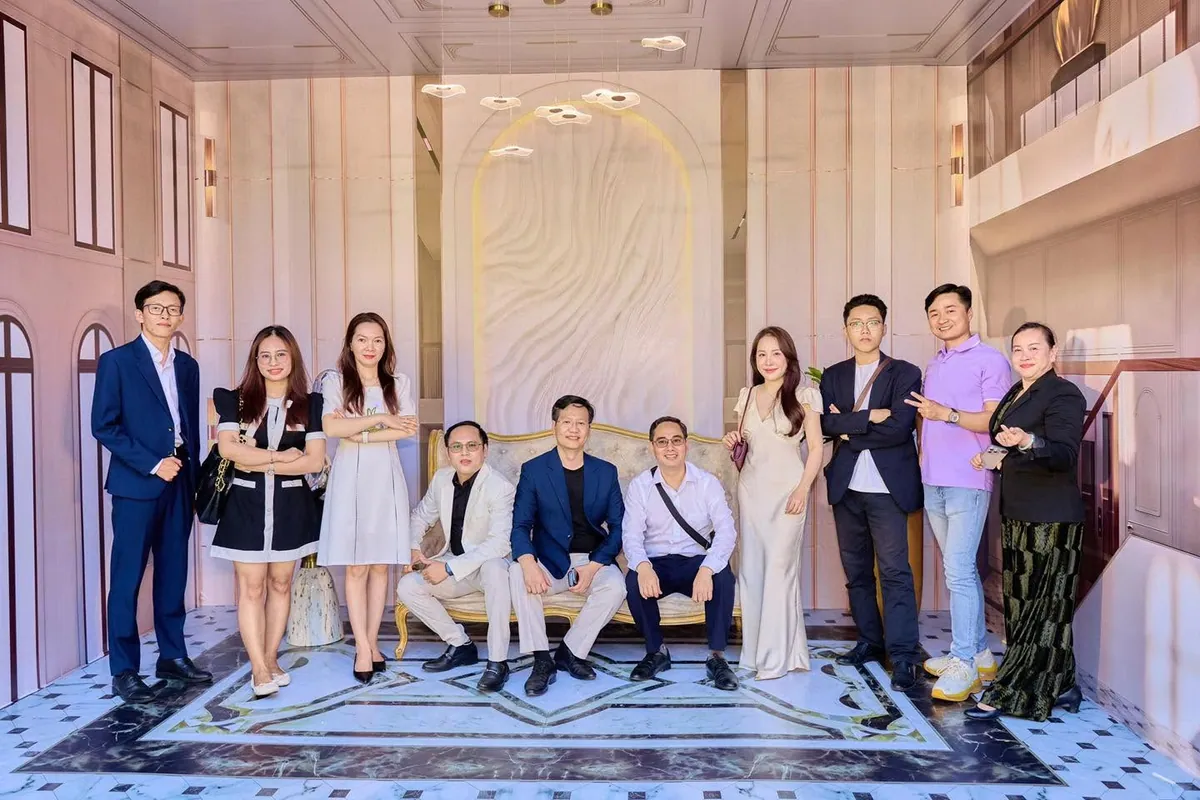 Khách mời trải nghiệm gian nội thất tân cổ điển tại booth Genera