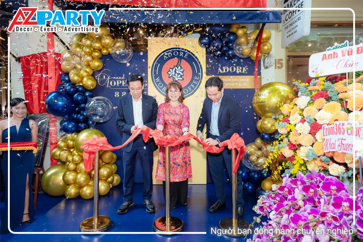 Nghi thức cắt băng khai trương cửa hàng Adore World Coffee trong không khí hân hoan náo nhiệt.