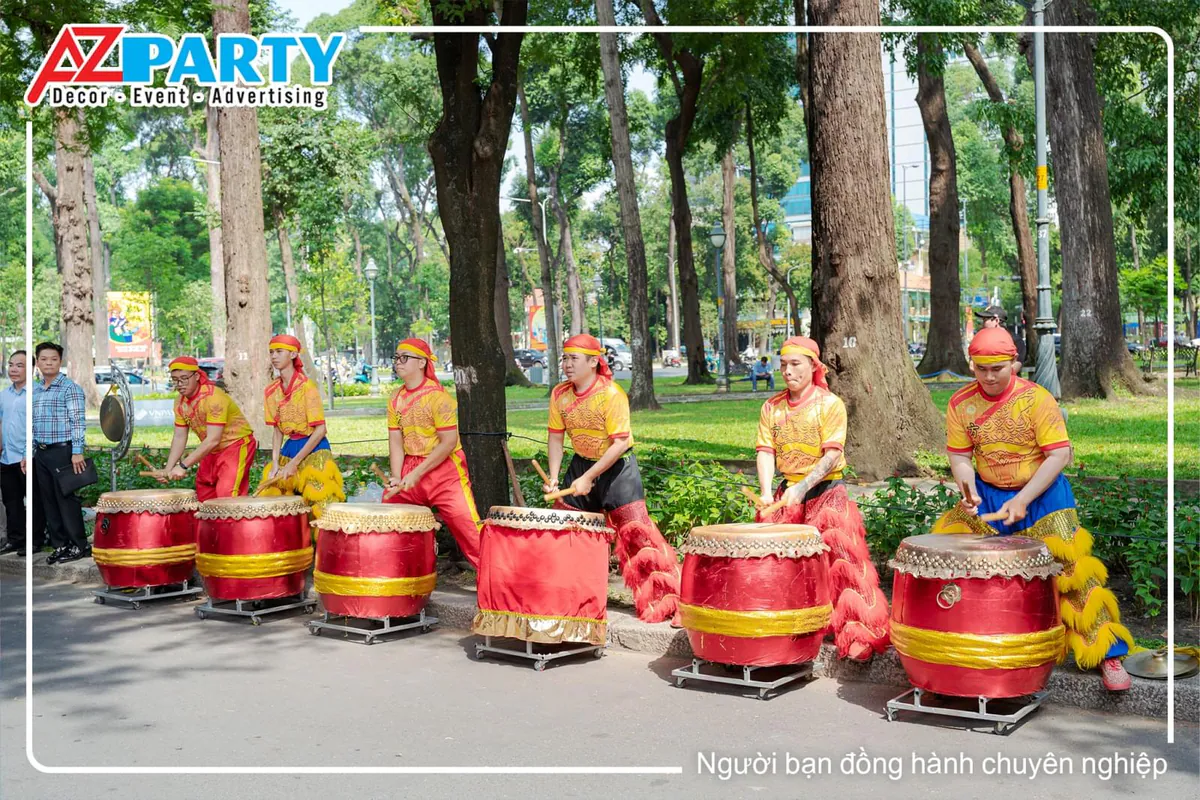 Biểu diễn đánh trống hội khai trương rộn rã trên phố chúc mừng cửa hàng mới hồng phát.