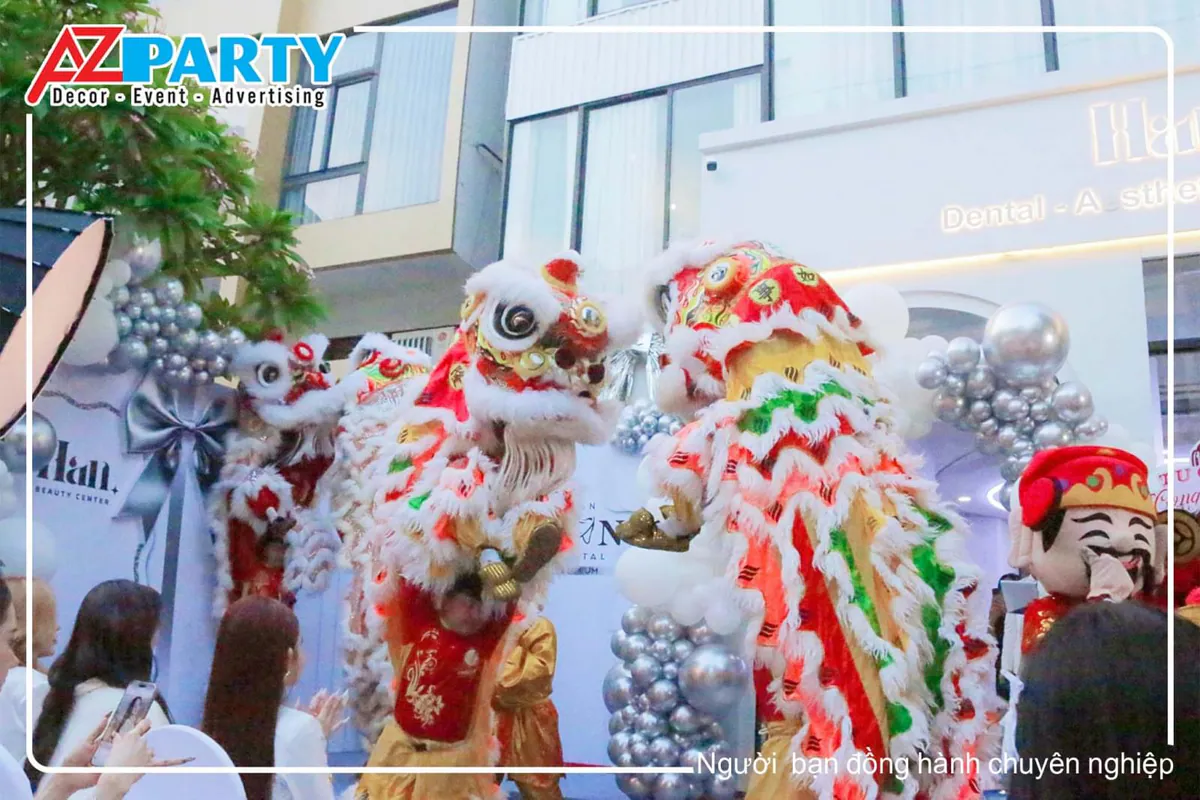 Múa lân trong lễ khai trương 