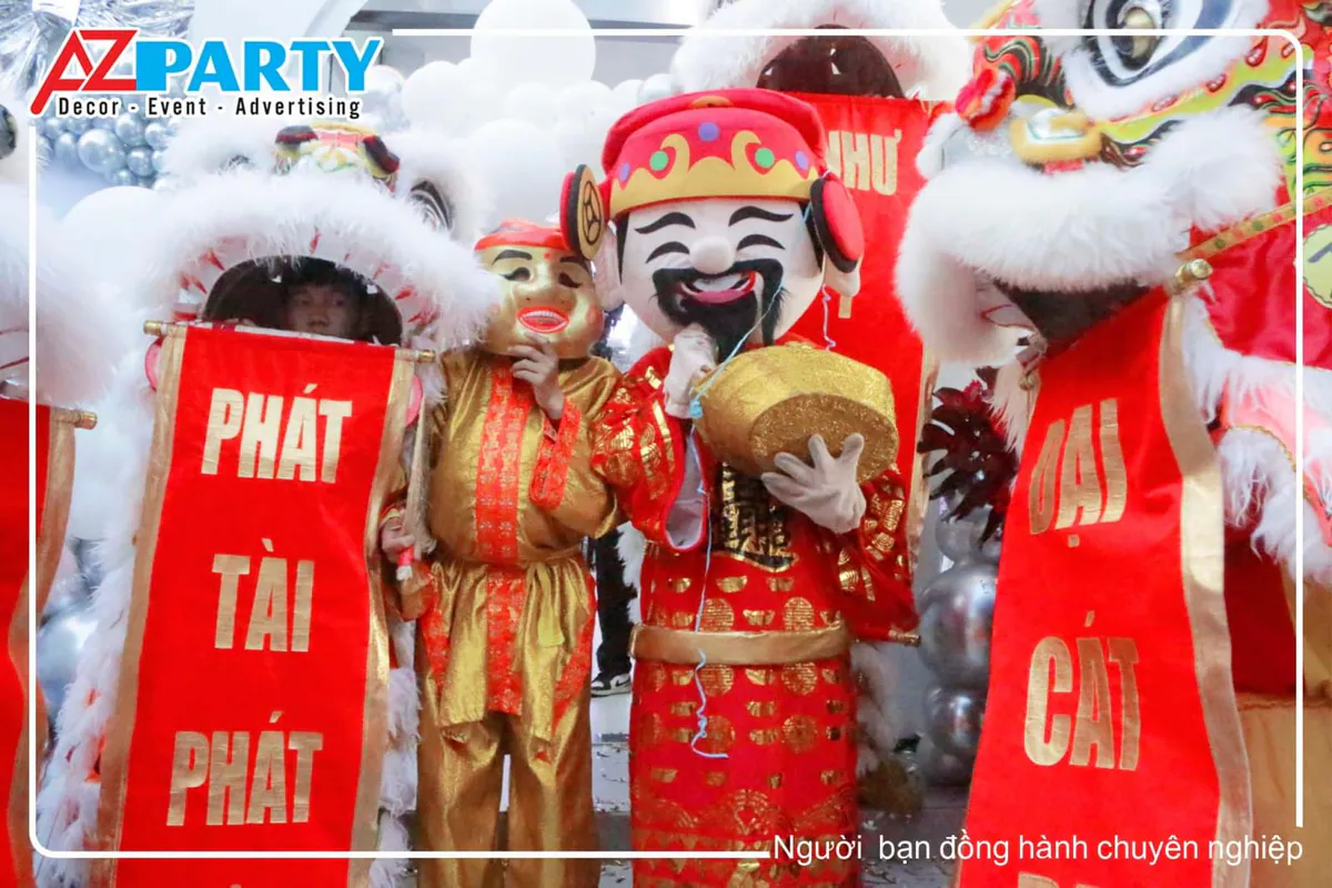Ông địa và ông thần tài biểu diễn trong lễ khai trương 