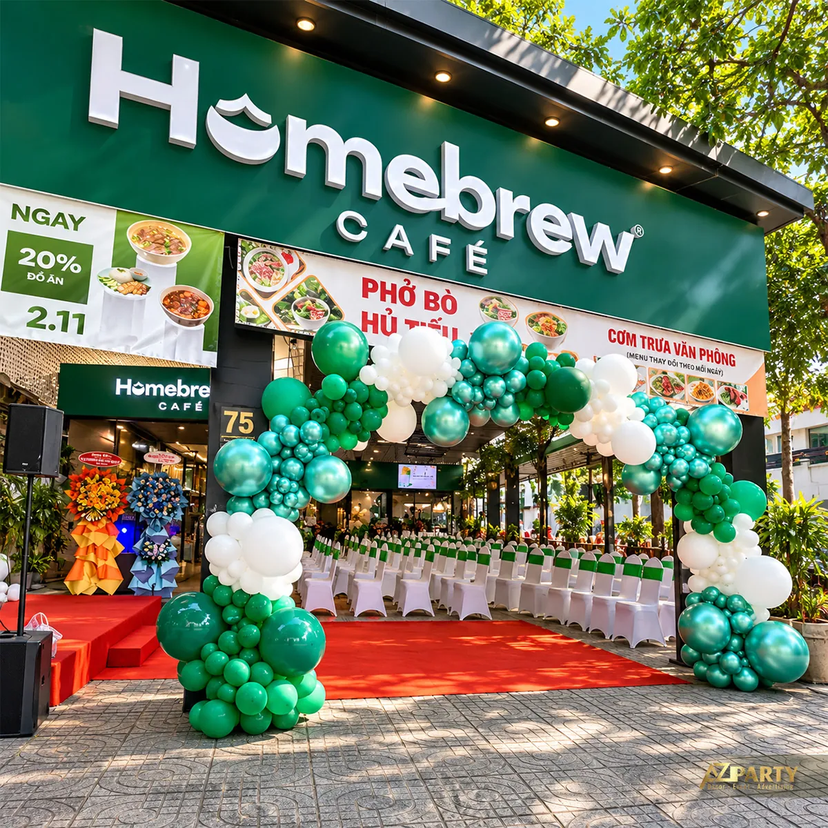 Cổng bóng xanh trắng dưới biển hiệu Homebrew Café