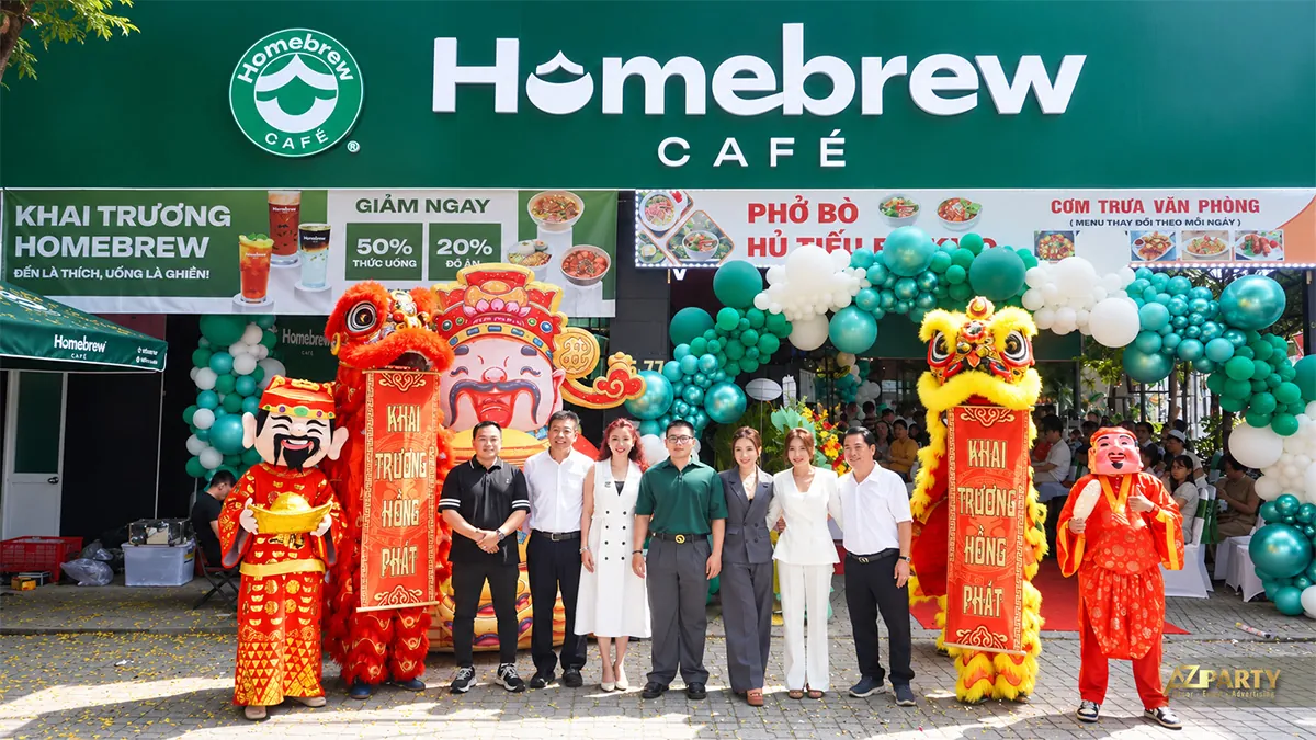 Khách mời cùng đội lân chụp hình trước cửa Homebrew Café