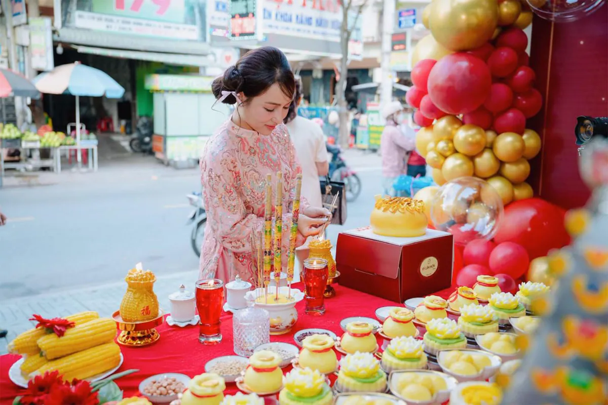 Chủ cửa hàng Kim An Phúc thắp hương tại mâm cúng khai trương 