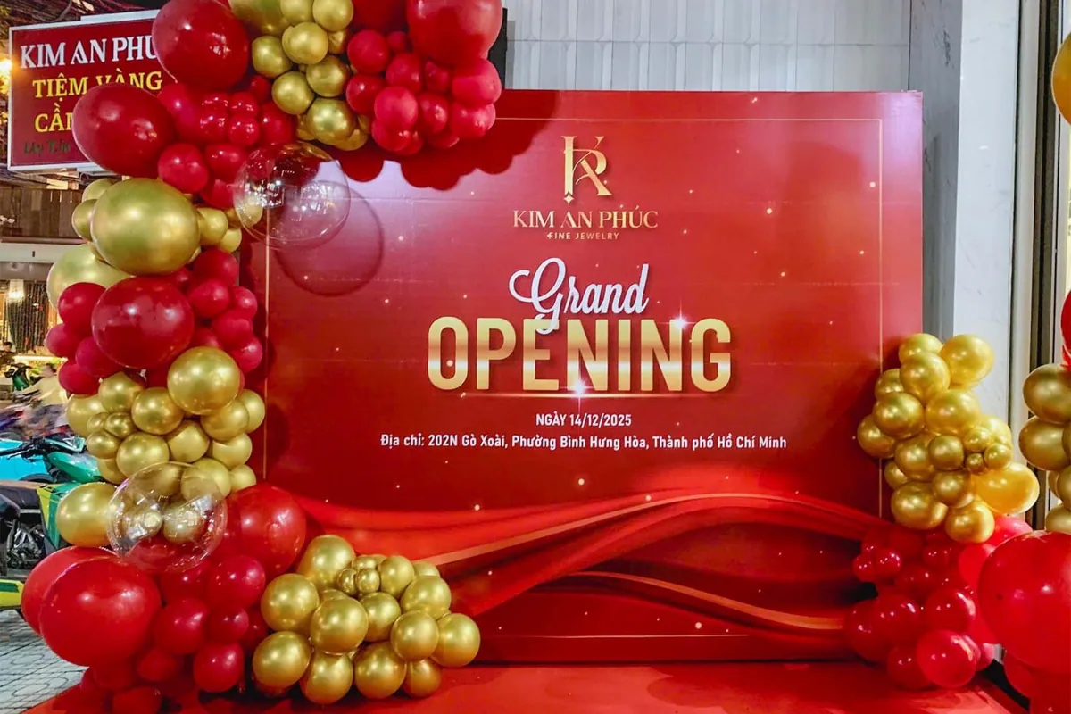 Backdrop khai trương của Kim An Phúc được dựng trên 2 tone màu đỏ và vàng sang trọng