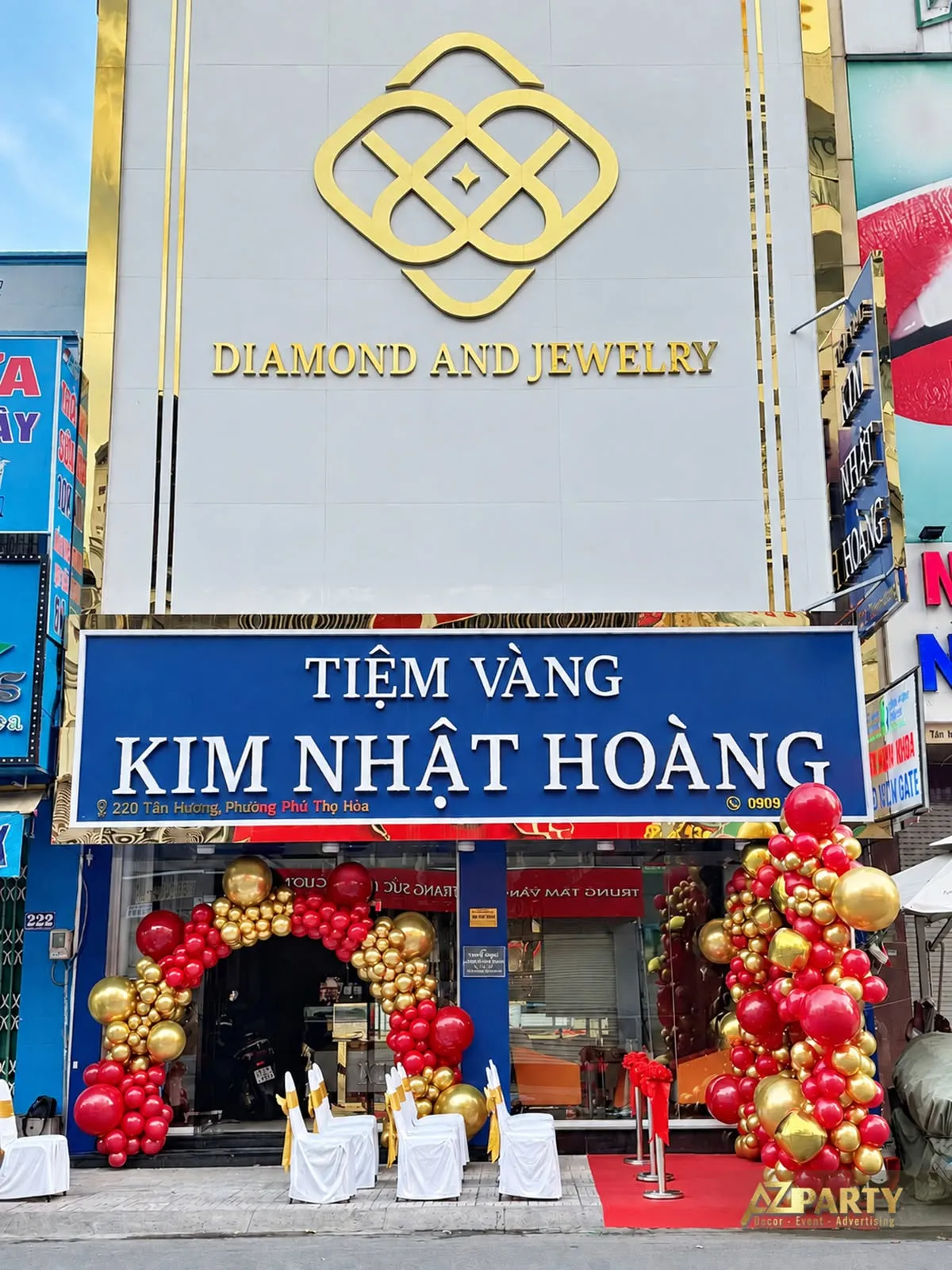 Toàn cảnh biển hiệu tiệm vàng và khu trang trí khai trương tại 220 Tân Hương