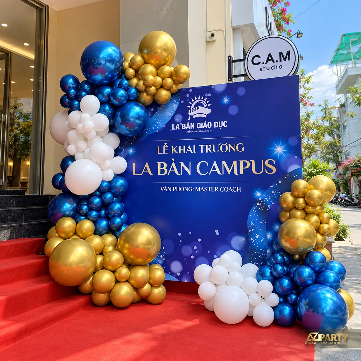 Góc nghiêng backdrop và cụm bóng trước cửa văn phòng