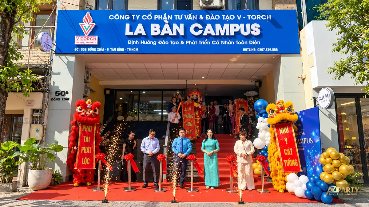Nghi thức khai trương La Bàn Campus cùng đội lân trước mặt tiền