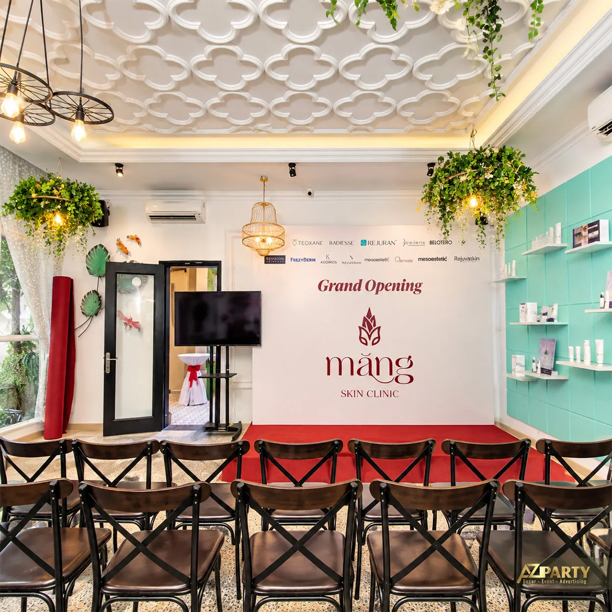 Backdrop Grand Opening và hàng ghế trong phòng đón khách