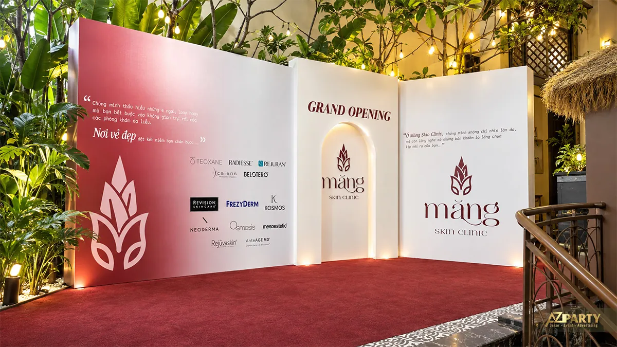 Backdrop trắng đỏ bố trí trên sàn phủ thảm đỏ