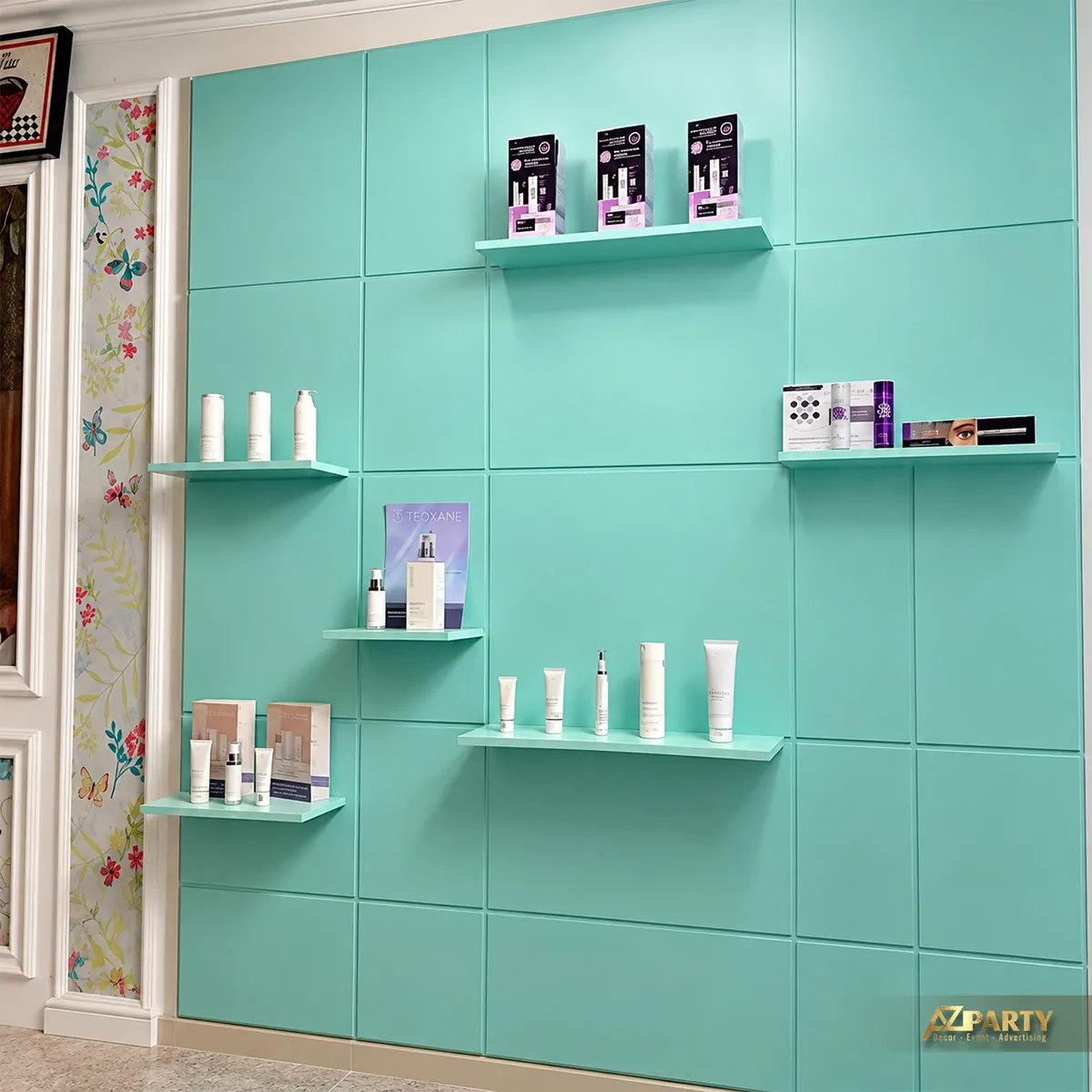 Kệ sản phẩm chăm sóc da trên mảng tường xanh của Măng Skin Clinic