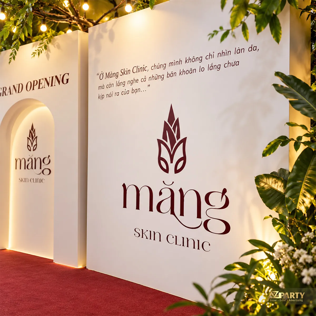 Logo Măng và thông điệp thương hiệu trên vách trắng