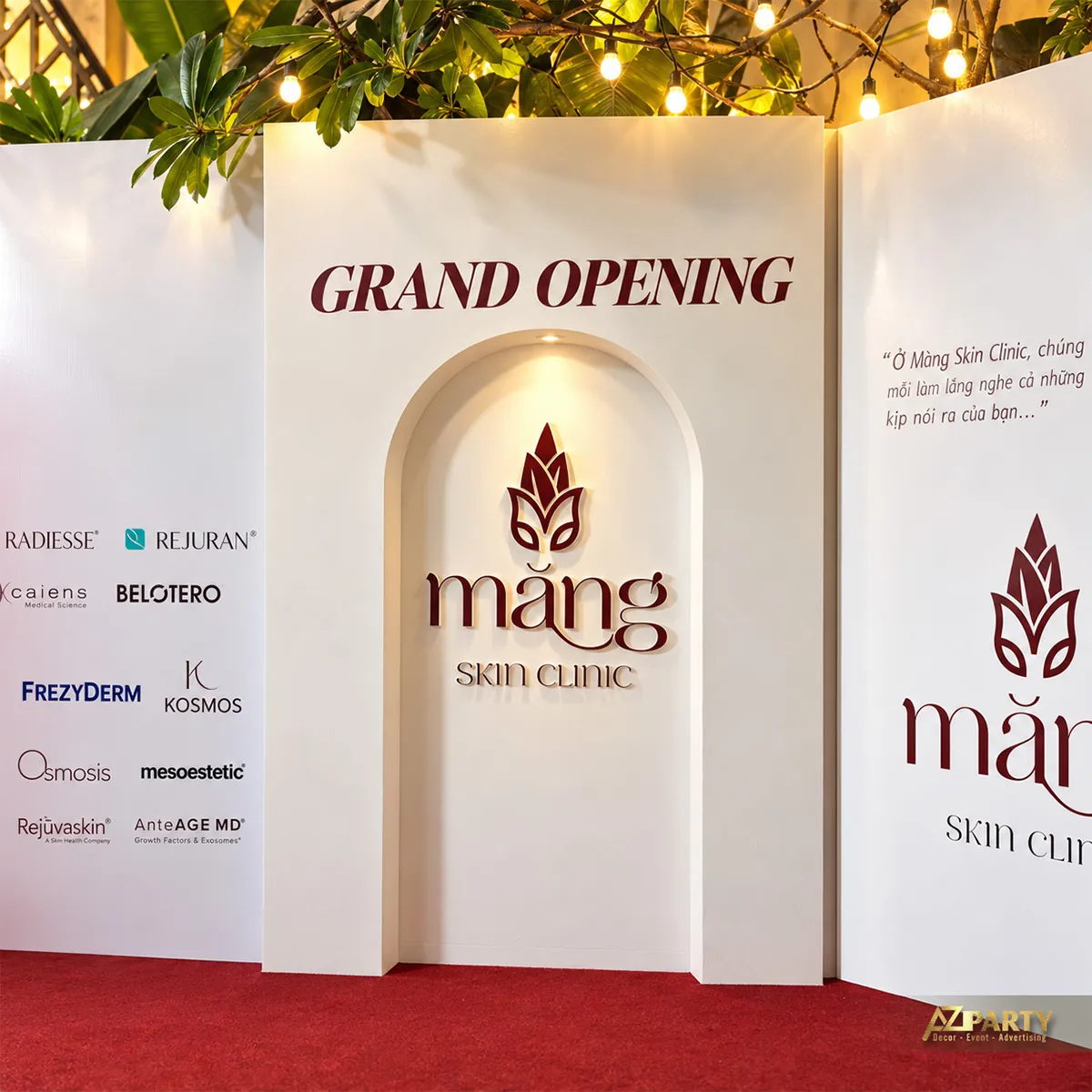 Logo nổi Măng Skin Clinic ở giữa vòm có đèn