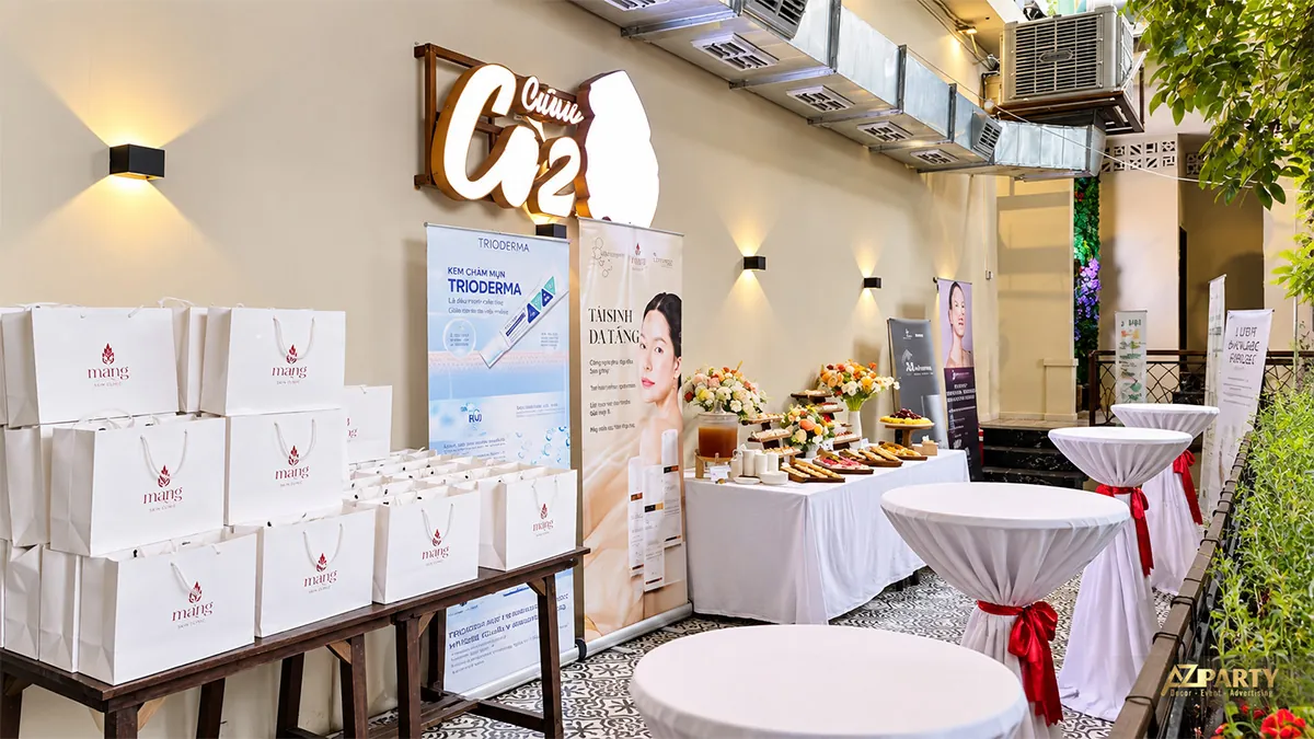 Túi quà, bàn tiệc trà và bàn cocktail trong khu đón khách