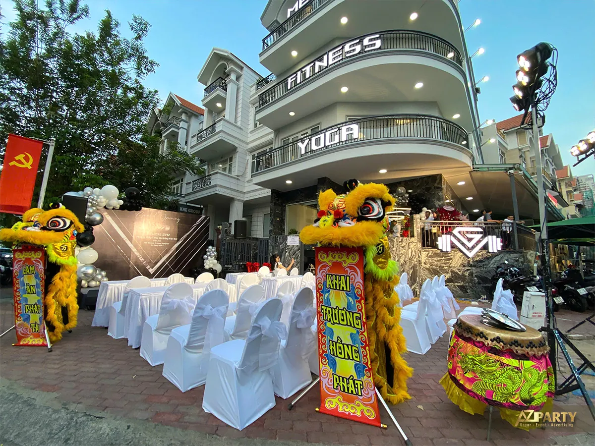Bàn ghế khách mời trước mặt tiền phòng tập