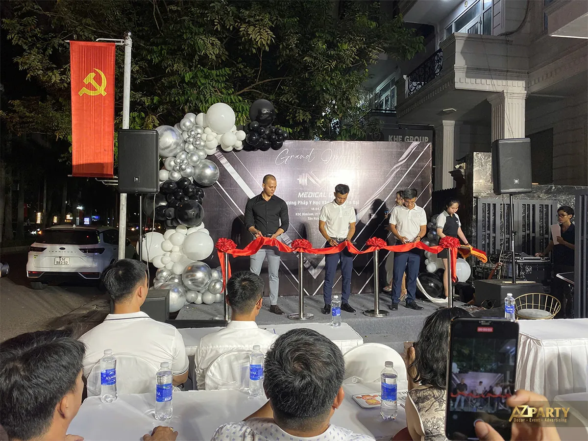 Các đại diện cắt băng trên sân khấu khai trương