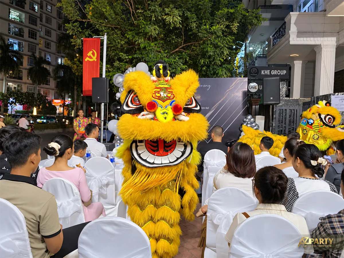 Chú lân vàng giao lưu giữa các hàng ghế khách mời