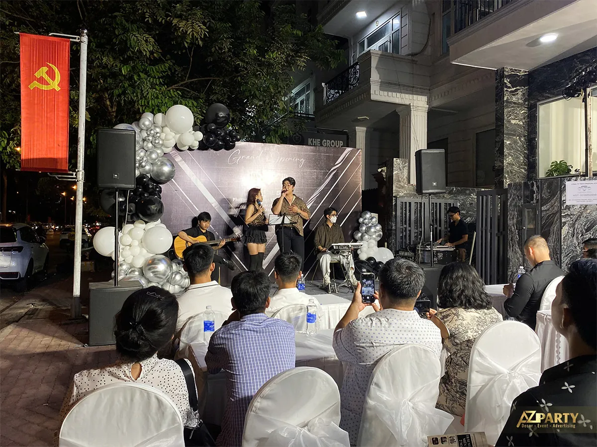 Tiết mục hát và ban nhạc trên sân khấu Medical Gym