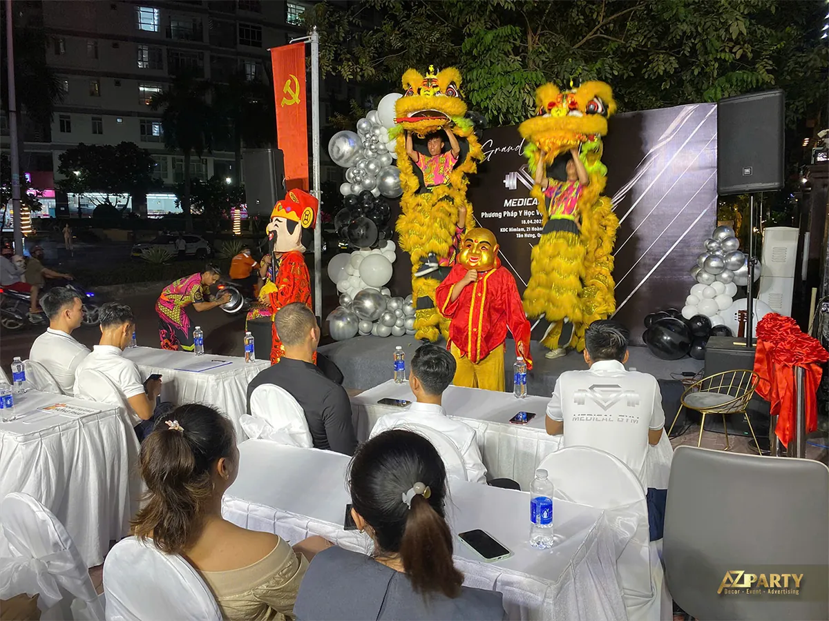 Tiết mục múa lân trên sân khấu khai trương vào buổi tối