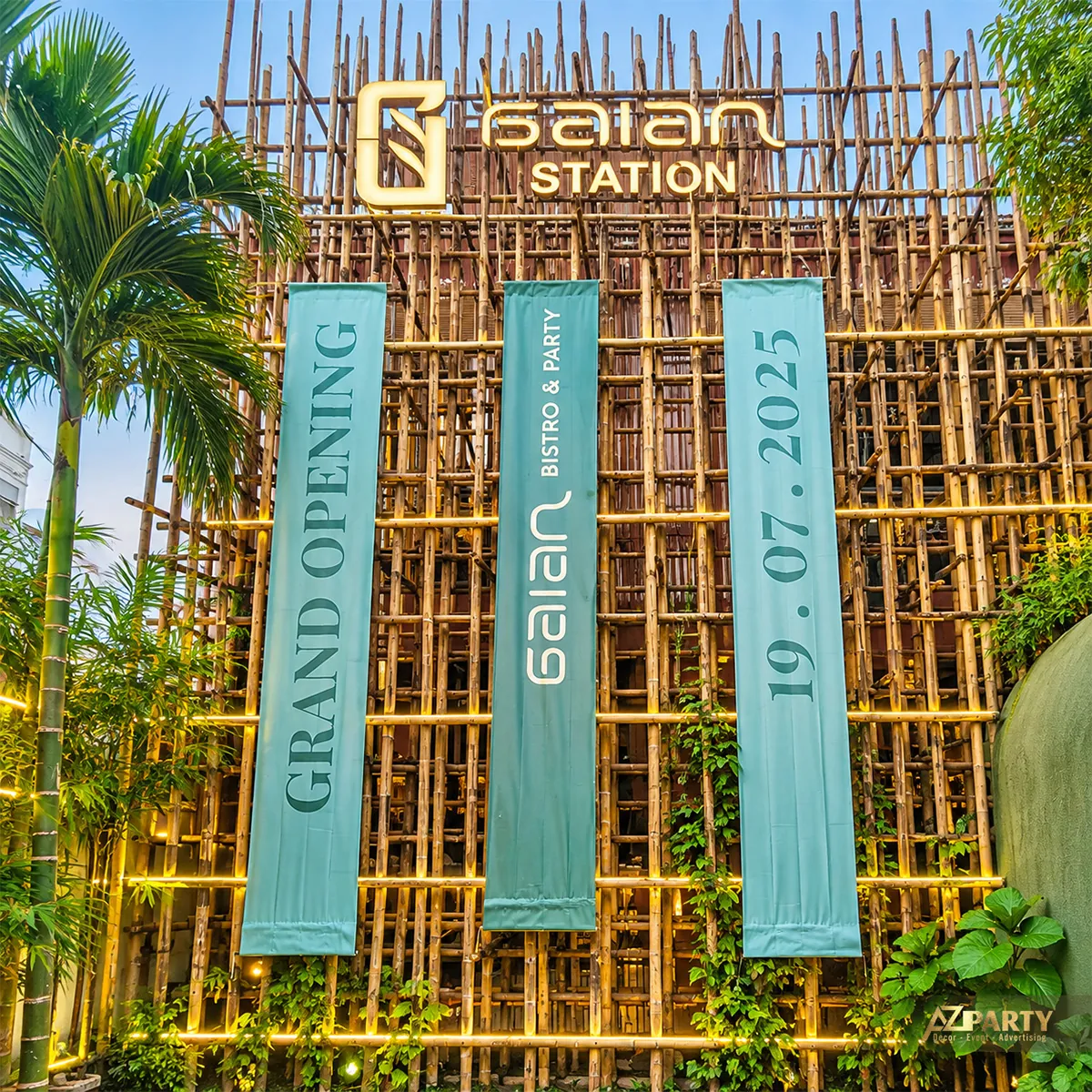 Băng dọc Grand Opening trên mặt tiền tre của nhà hàng