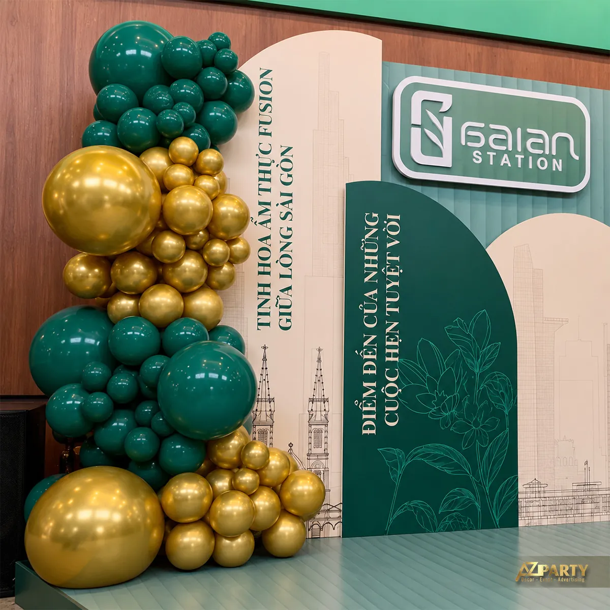 Cận cụm bóng xanh, vàng cạnh logo Gaian Station