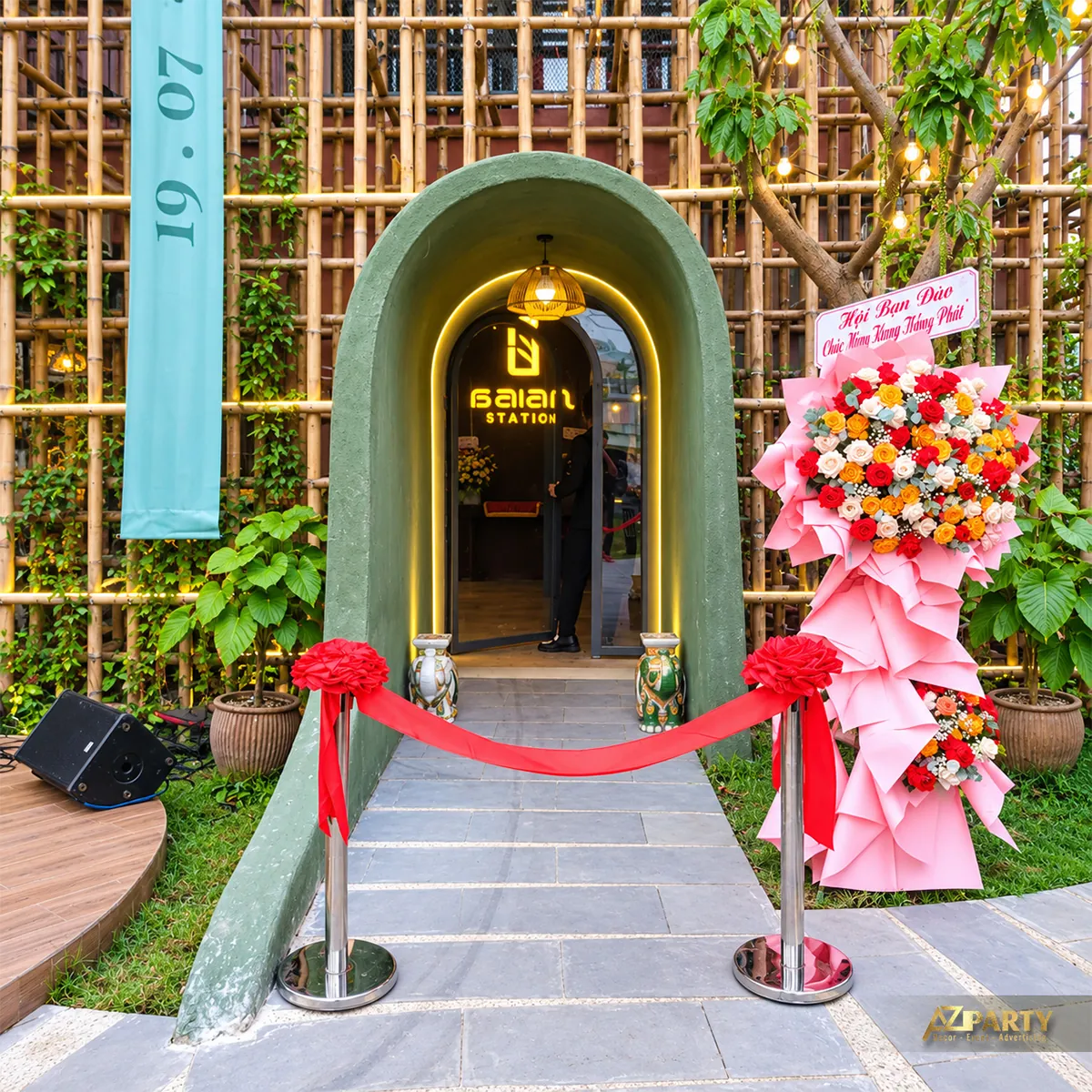 Dải băng đỏ trước cửa vòm Gaian Station