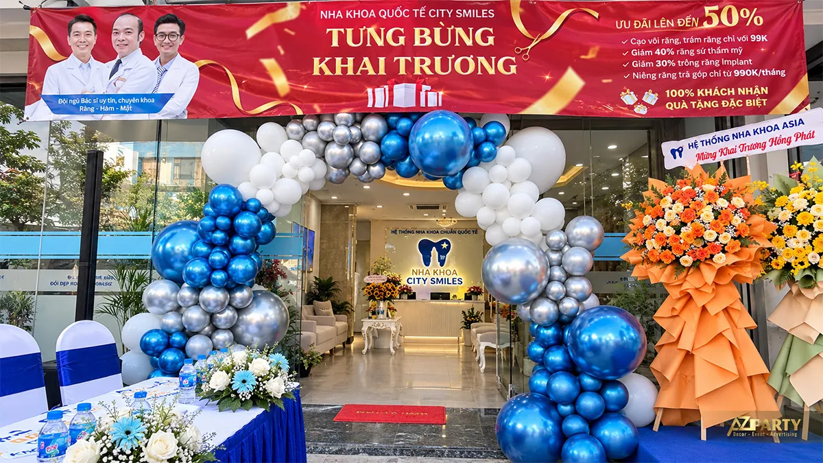 Cổng bóng xanh, trắng và bạc tại lối vào nha khoa