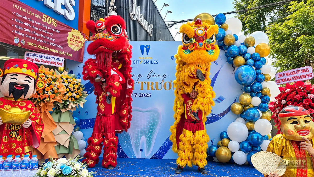 Hai chú lân đỏ và vàng biểu diễn trước backdrop City Smiles