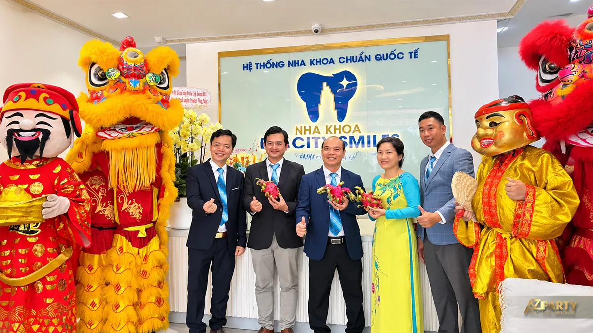 Khách mời cùng đội lân chụp ảnh ở quầy lễ tân City Smiles