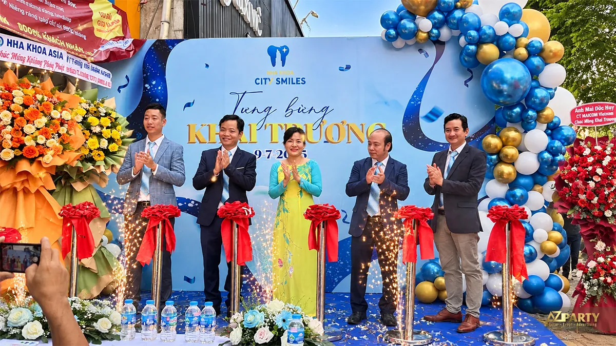 Khách mời vỗ tay trên sân khấu với hiệu ứng pháo sáng