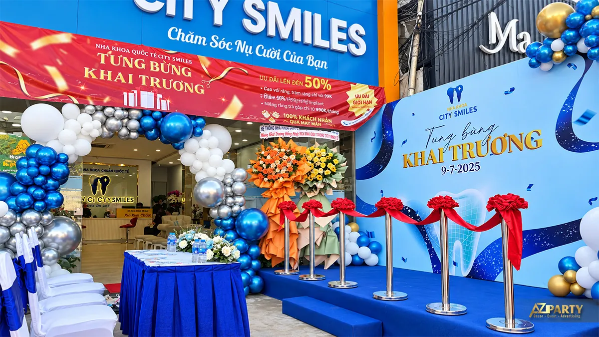 Sân khấu xanh và dải băng đỏ trước cửa Nha khoa City Smiles
