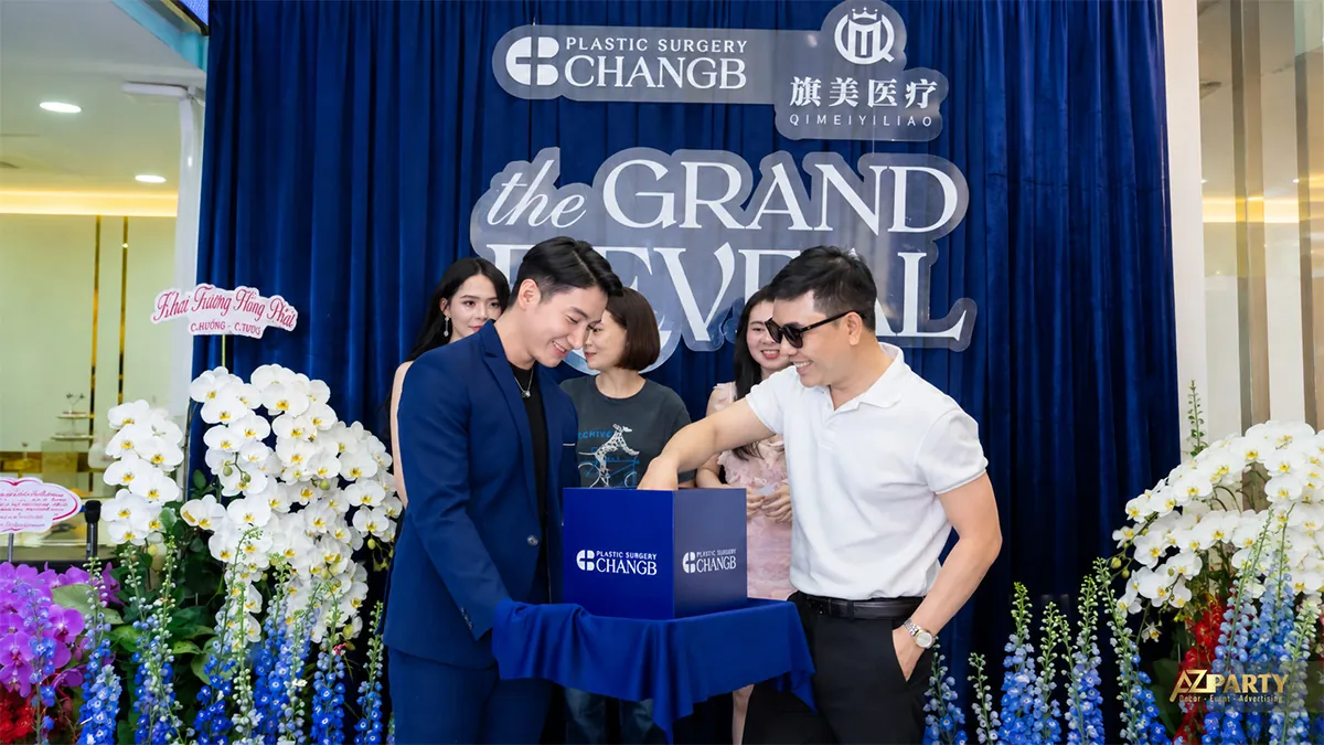 Khách mời tham gia hoạt động với hộp mang logo ChangB