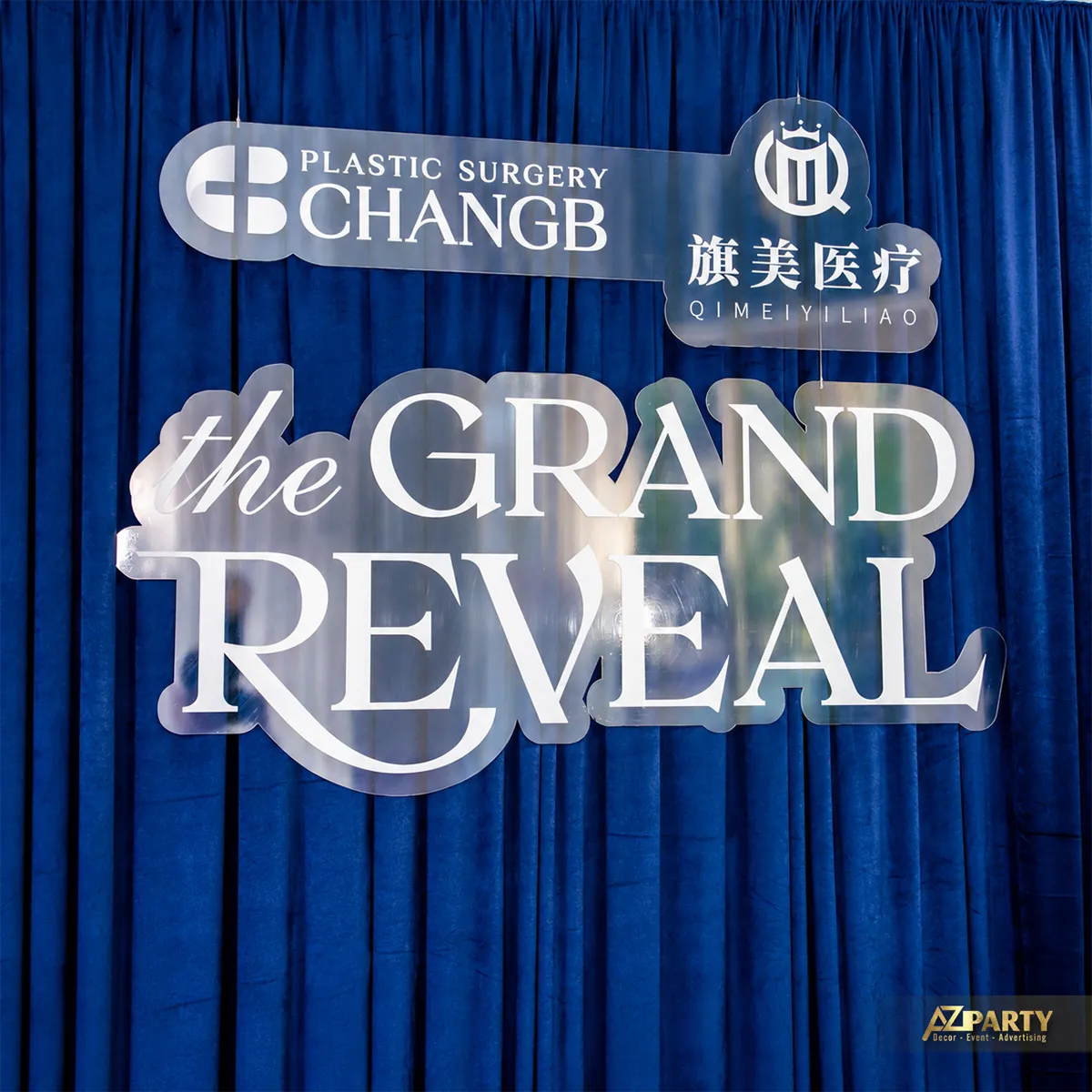Logo ChangB và bảng chữ trắng trên phông rèm nhung xanh