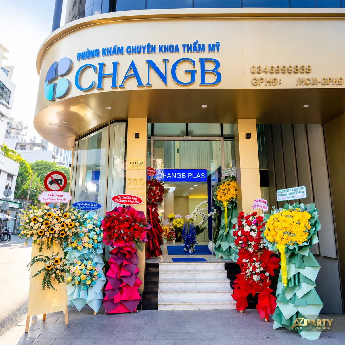 Mặt tiền ChangB với hoa chúc mừng hai bên bậc cửa