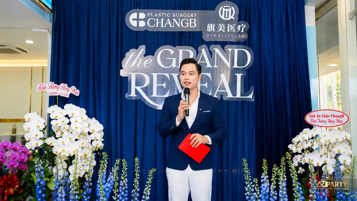 MC dẫn chương trình trước phông rèm xanh ChangB
