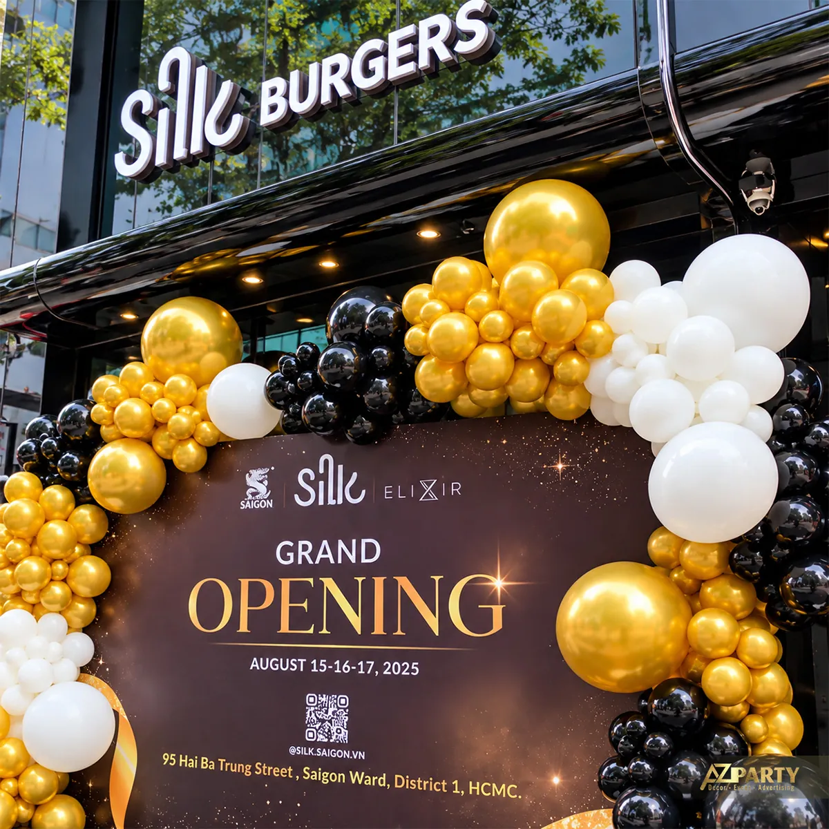 Cụm bóng phía trên backdrop dưới biển Silk Burgers
