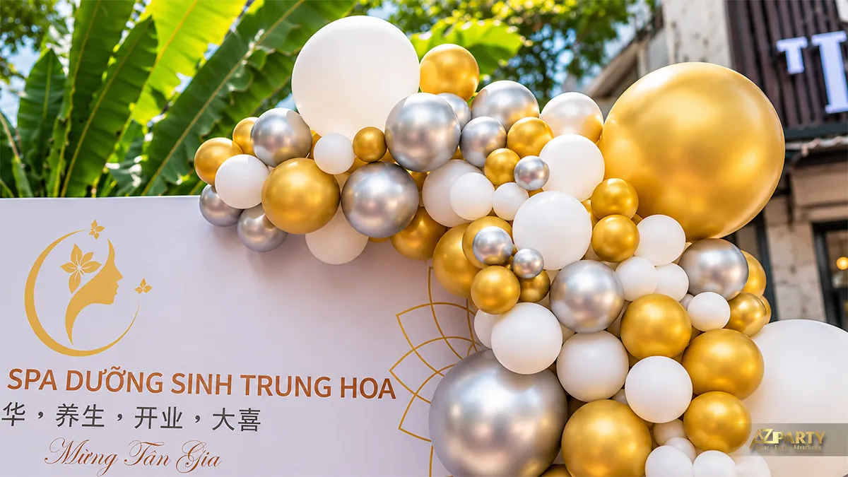 Cận cụm bóng ánh kim bên logo Spa Dưỡng sinh Trung Hoa