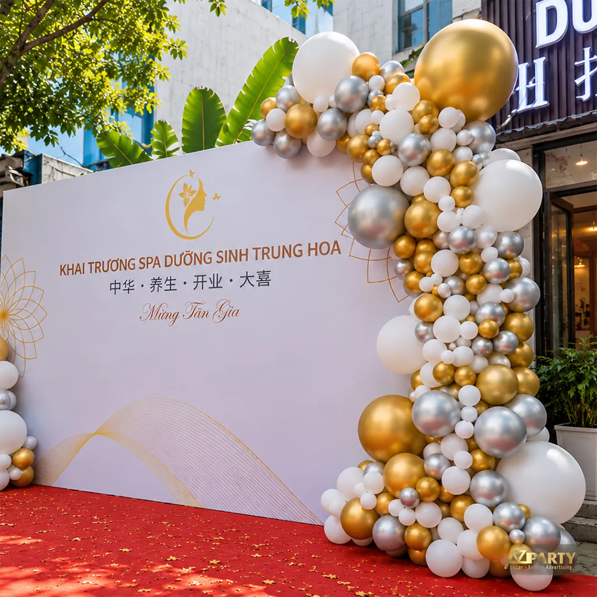 Góc nghiêng cụm bóng vàng, trắng và bạc bên phải backdrop