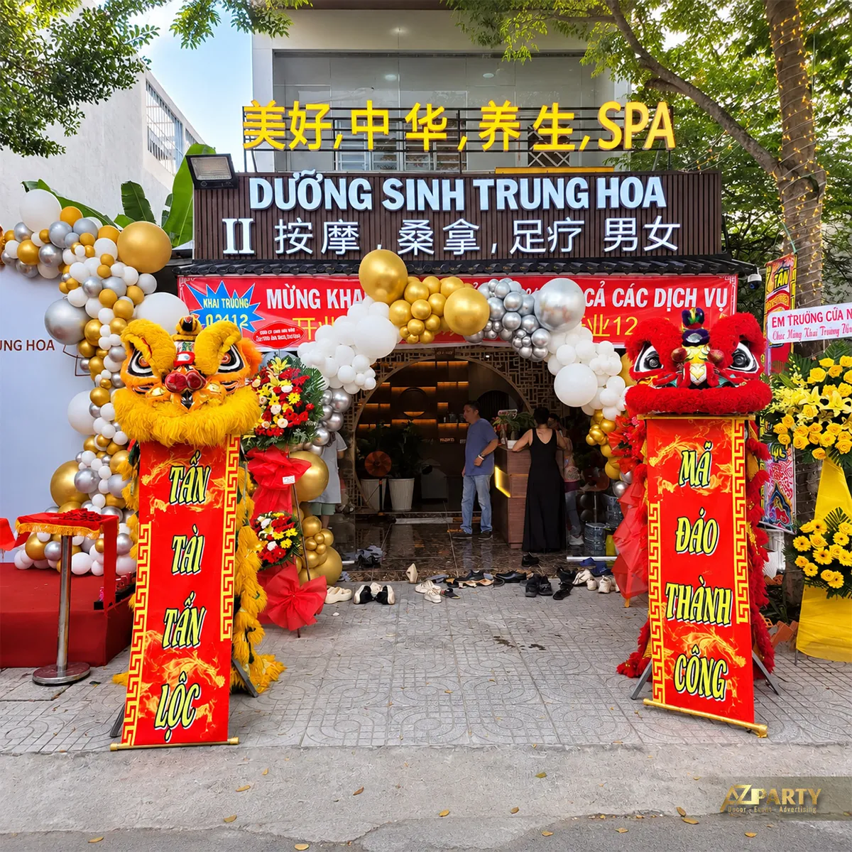 Hai chú lân đỏ và vàng đứng trước cửa spa