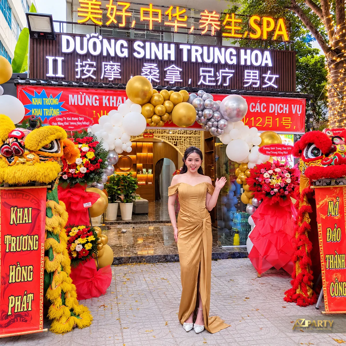Khách chụp hình tại cổng bóng trắng, vàng và bạc