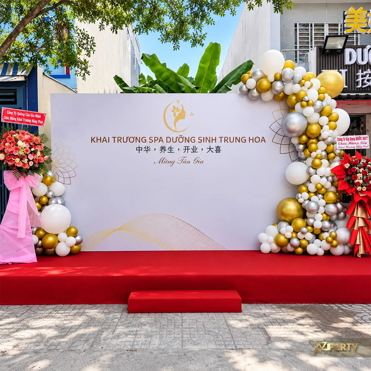 Sân khấu khai trương với bậc lên xuống phủ thảm đỏ