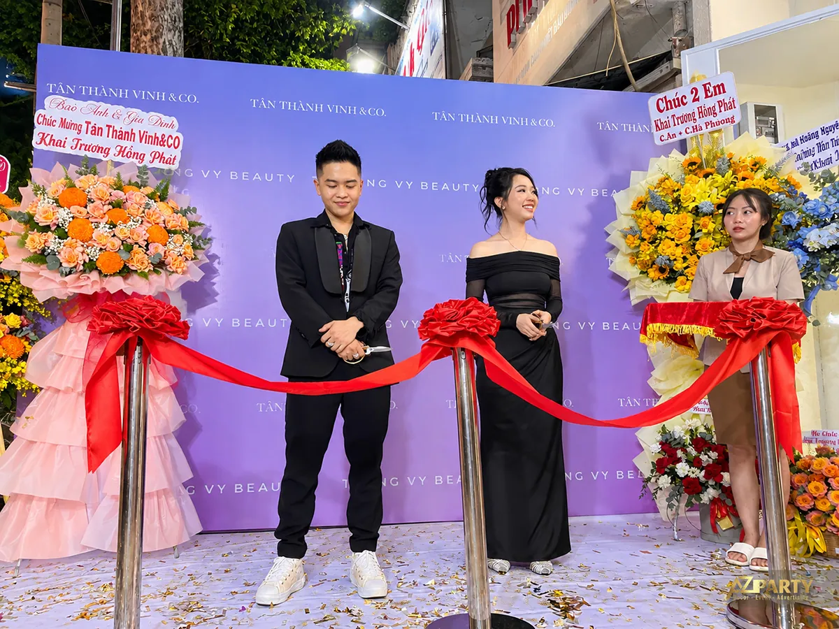 Đại diện thương hiệu đứng sau dải băng đỏ trước giờ cắt băng