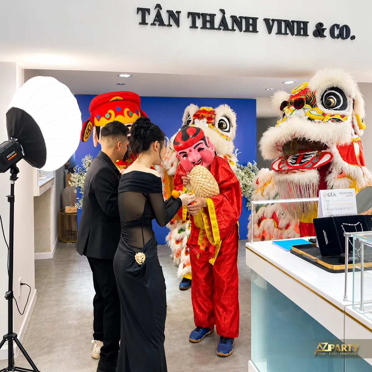 Đội lân giao lưu cùng khách trong khu trưng bày trang sức