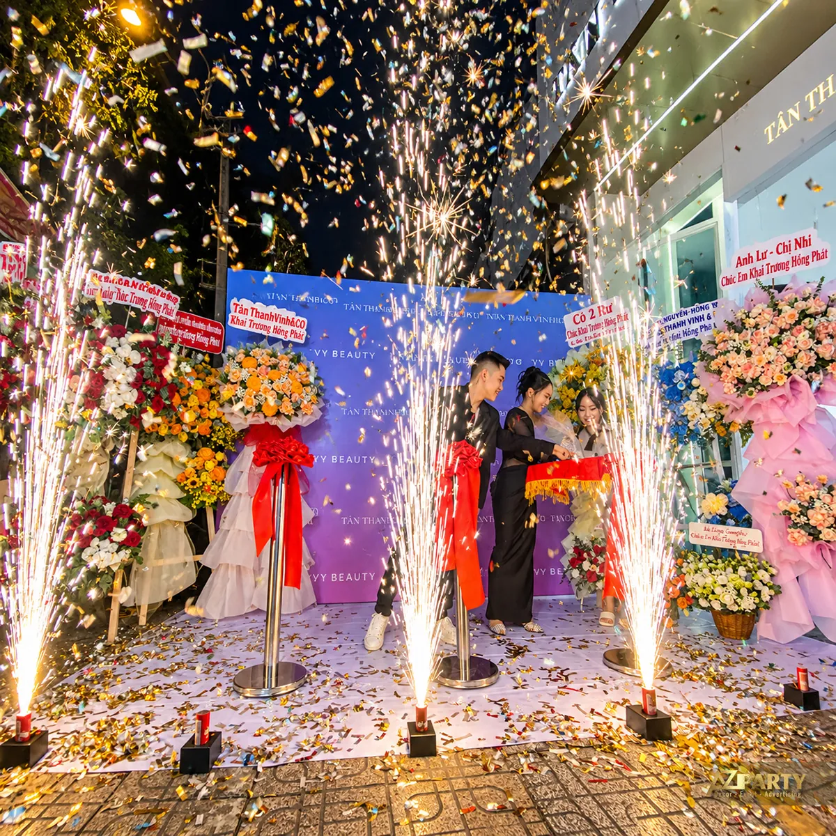 Khoảnh khắc cắt băng cùng pháo sáng và confetti