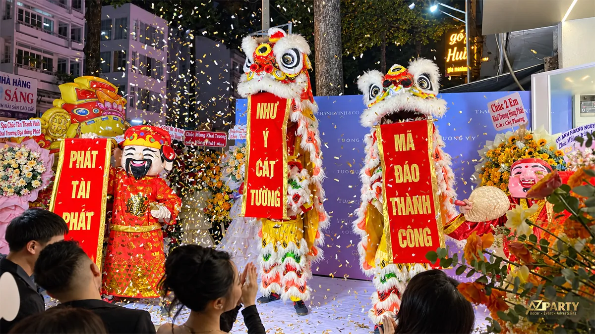 Lân trắng giương câu chúc giữa confetti trong lễ khai trương