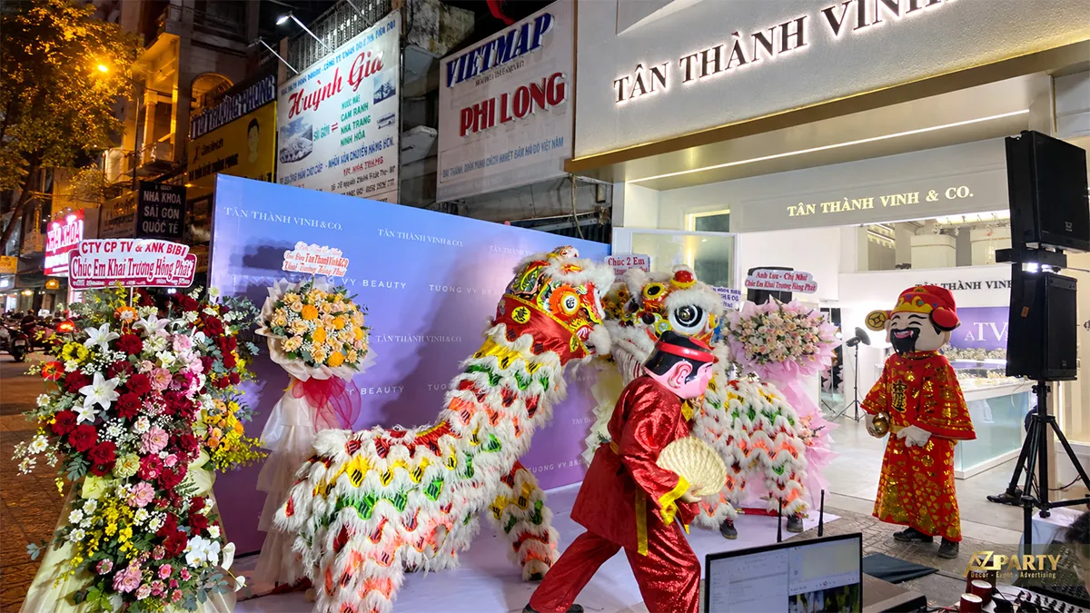 Tiết mục múa lân trước cửa Tân Thành Vinh & Co. vào buổi tối