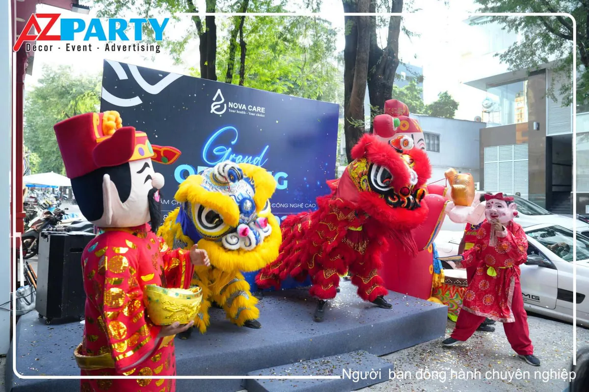 Tiết mục múa lân trên sân khấu